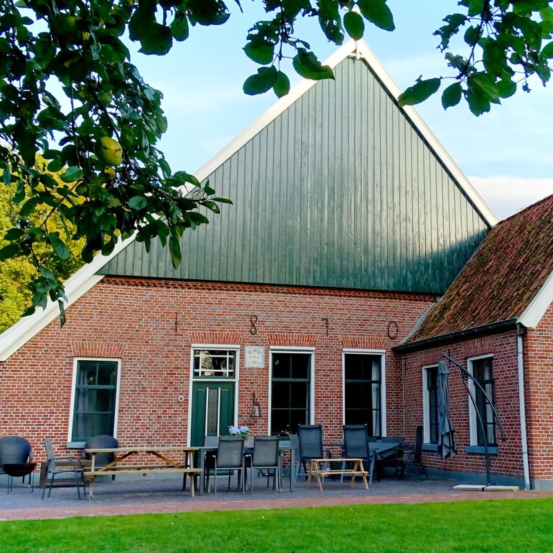 VakantieboerderijTwente_vooraanzichtterras