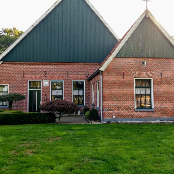 Vakantieboerderij_achteraanzicht_mettuin